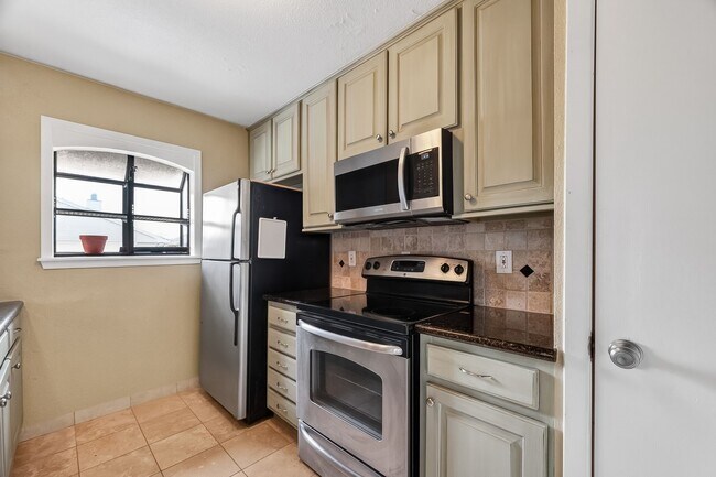Foto del edificio - 18220 Vinland Dr