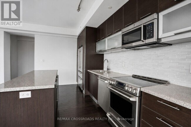 Building Photo - 388 Yonge St