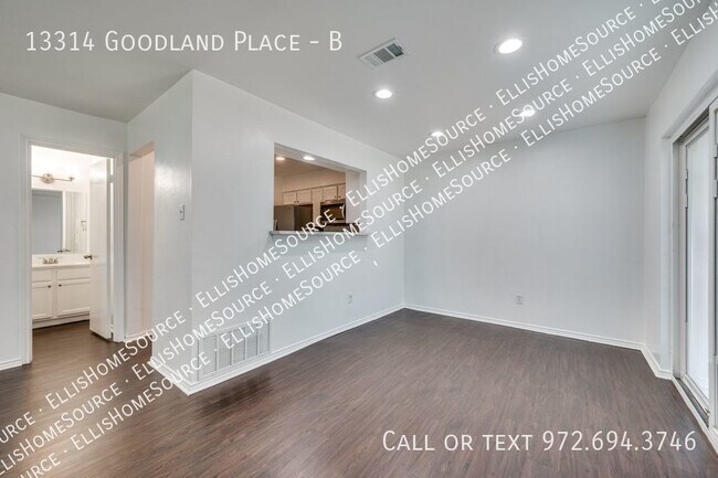 Building Photo - WANTED: 2bed/2.5bath Townhome with Private...