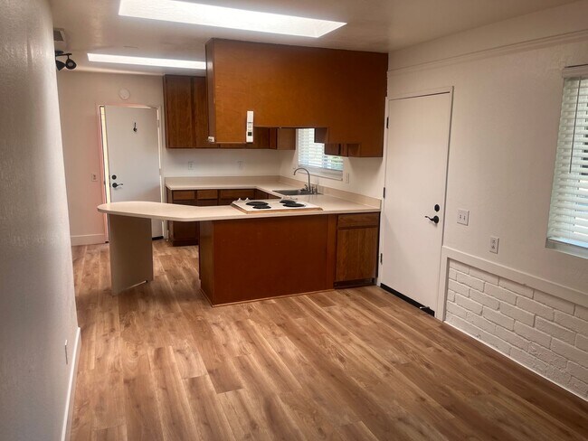 Foto del edificio - Great 1 bedroom 1 bathroom cottage on wooded lot in Citrus Heights
