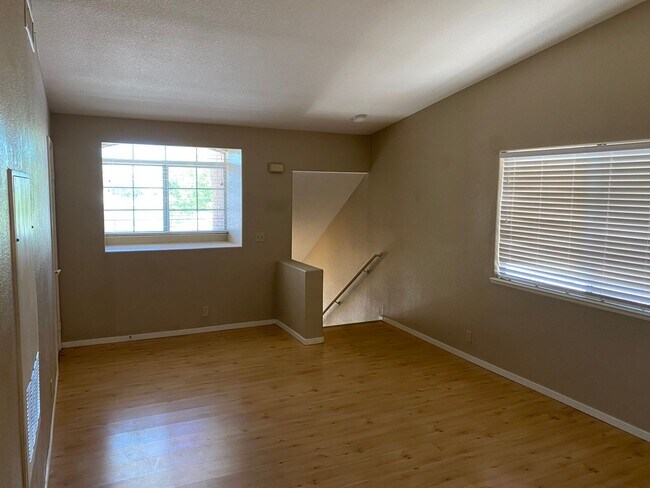 Foto del edificio - Summerlin Duplex. Balcony. Upgraded appliances.