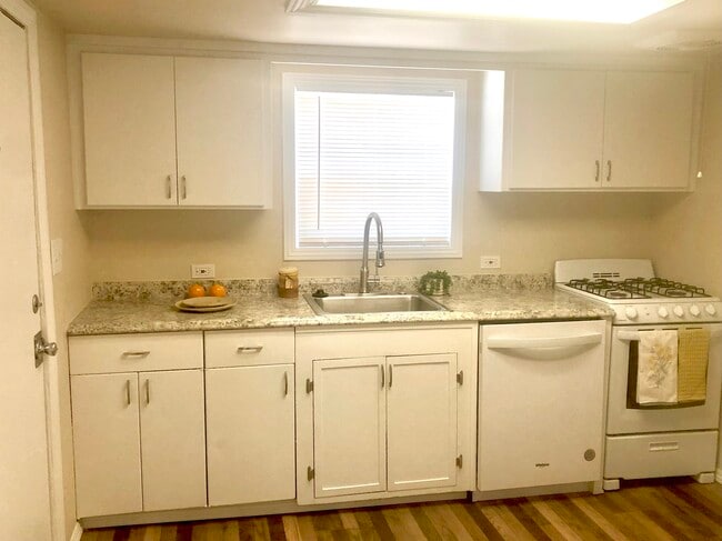 Building Photo - 1246 Oak St