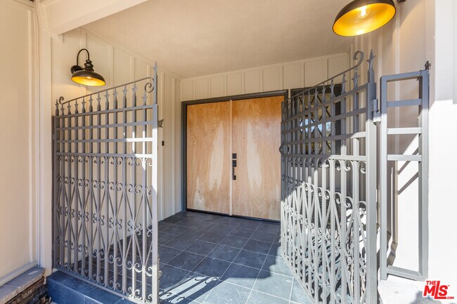 Foto del edificio - 835 Camino Santos Reyes