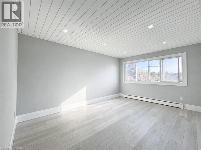 Building Photo - 281 Lorne Ave
