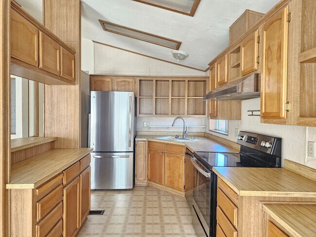 Building Photo - 13973applelane.is4lease.com