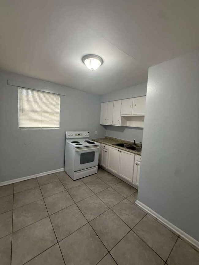 Building Photo - 1305 W 6th St