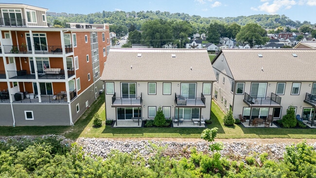 Building Photo - 605 Manhattan Blvd