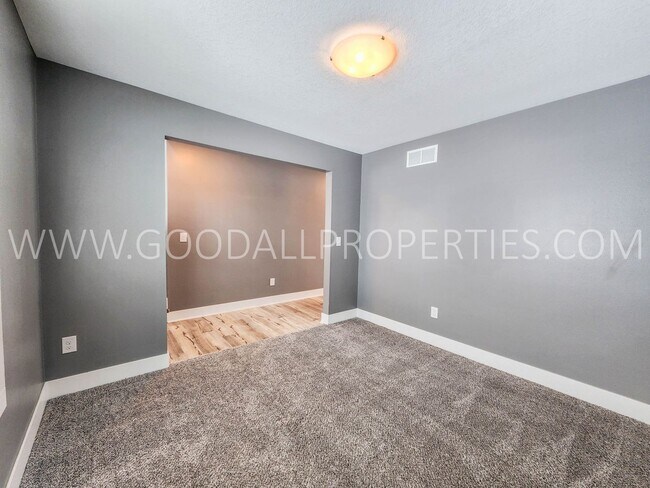 Foto del edificio - A Must See 4 Bedroom 3.5 Baths in Norwalk with a 3 Car Garage!!!