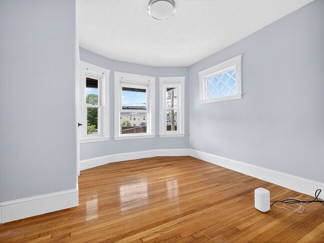 Foto del edificio - BRAND NEW SOMERVILLE 4 BED 2 BATH!!!!