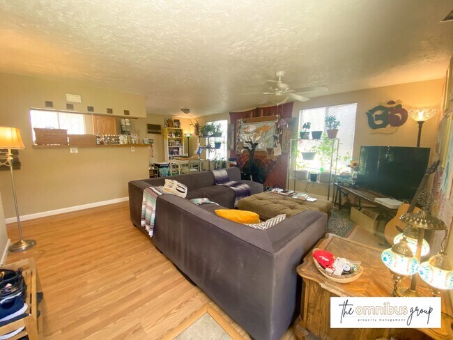 Building Photo - 2BD/1BA Home with Great Outdoor Space!