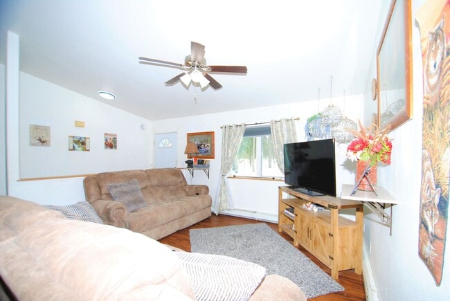 Building Photo - 3 Bed / 2 Bath / 2 Car Garage Ranch Style ...