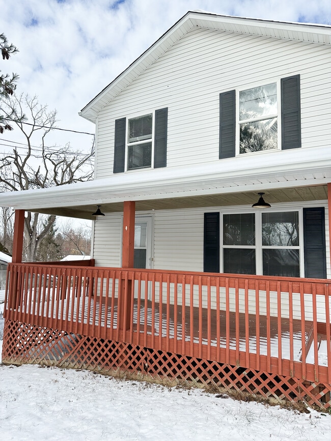 Building Photo - 10 Delta St