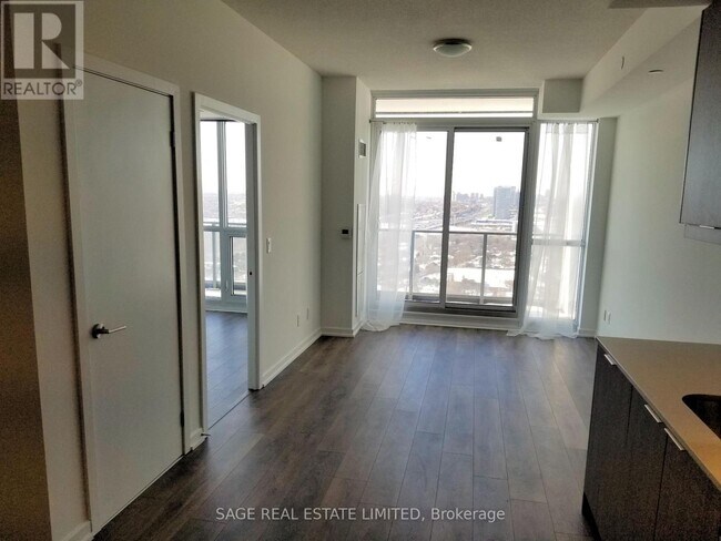 Photo du bâtiment - 32 Forest Manor Rd