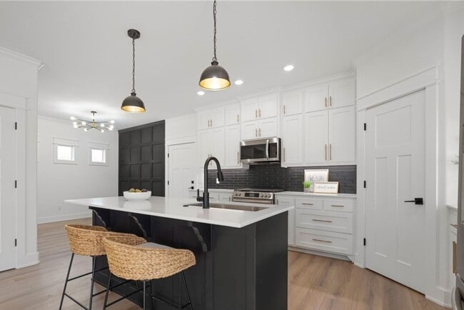 Building Photo - Lovely Modern Home-Three Bed/Three Bath/Up...