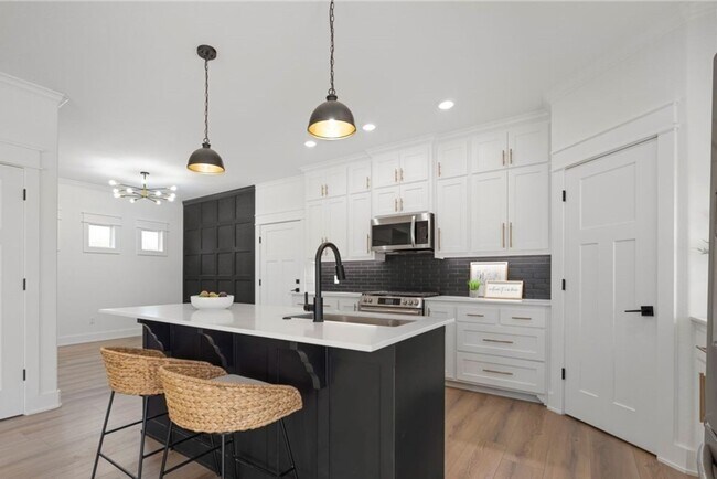 Foto del edificio - Lovely Modern Home-Three Bed/Three Bath/Up...