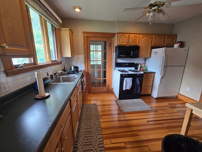 Building Photo - NO FEE!!  HUGE BRIGHTON 3 BED WITH PARKING AND FREE LAUNDRY AVAIL 9/1
