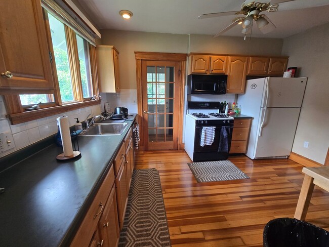Foto del edificio - NO FEE!!  HUGE BRIGHTON 3 BED WITH PARKING AND FREE LAUNDRY AVAIL 9/1