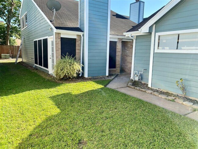 Foto del edificio - 11831 Fairpoint Dr