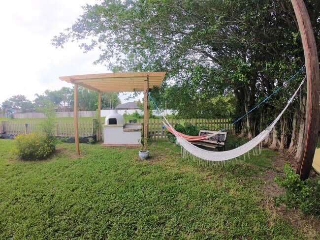 Foto del edificio - 3781 Roan Ct E
