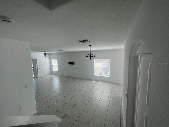 Building Photo - Available now - 4 Beds 2.5 Baths