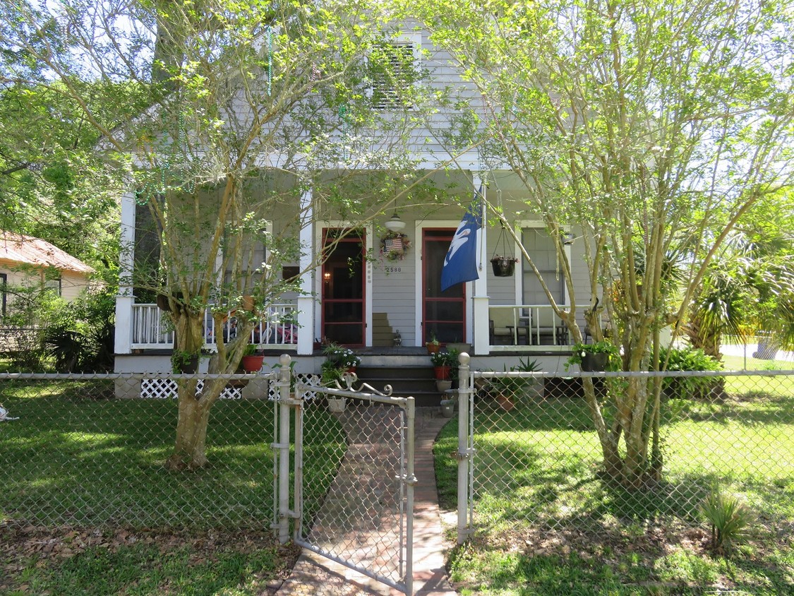 Primary Photo - 2588 College St