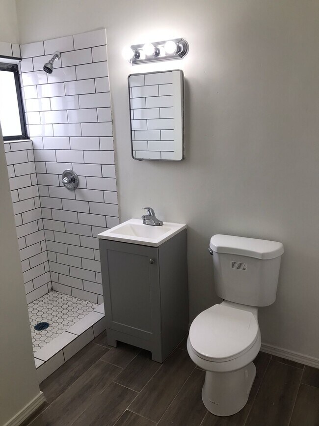 Baño - 1006 Luna St
