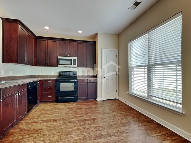 Building Photo - 130 Summer Hill Ct