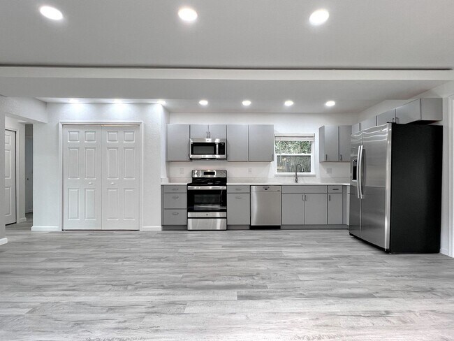 Foto del edificio - Charming Three-Bedroom Home