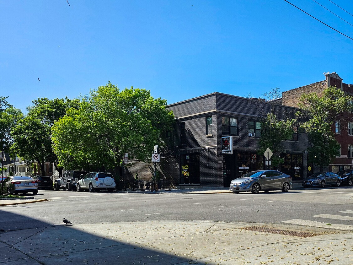 Foto principal - 3208 W Belle Plaine Ave