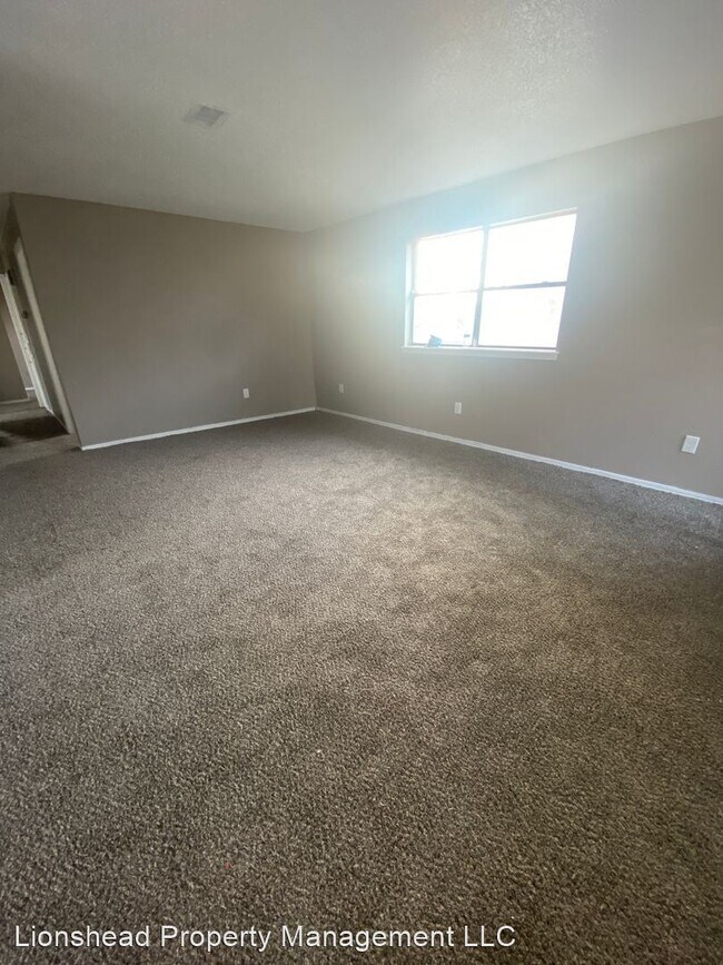 Building Photo - 5 br, 2 bath House - 2620 SE 46th St.