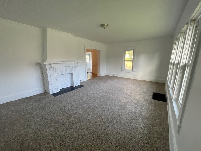 Living - 593 Maple St