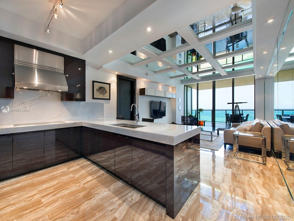 Primary Photo - 9703 Collins Ave
