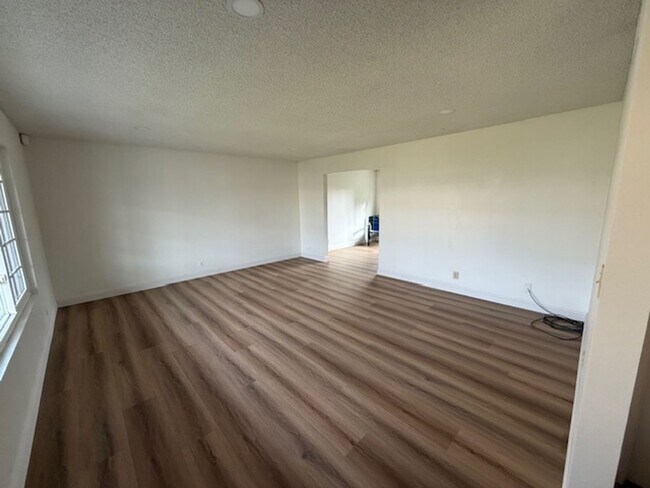 Building Photo - ***READY FOR IMMEDIATE OCCUPANCY*** 3BD/2.5BA HOME IN ARTESIA***