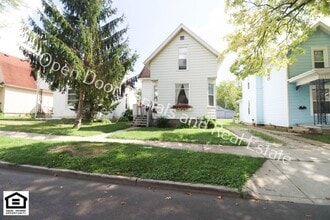 Building Photo - 927 Nuttman Ave
