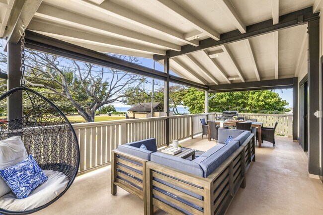 Foto del edificio - Ocean-View Home With A/C, : Ehukai Beach Hale