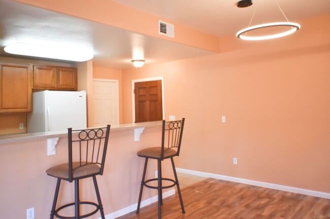Building Photo - WALKING DISTANCE TO COLLEGE!!
