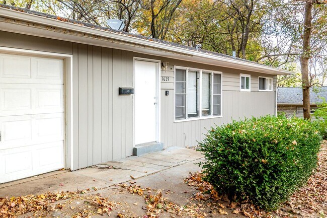 Building Photo - Charming Mid-Century Home with Basement and Fenced Backyard!