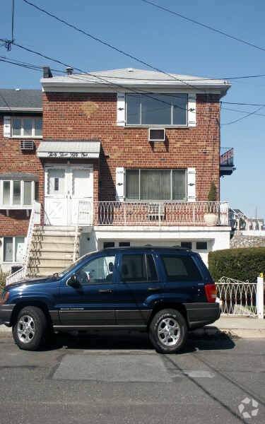 Primary Photo - 2 Family Unit + Vacant Land
