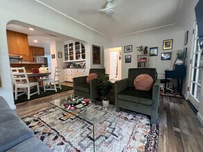 Building Photo - 4921 La Roda Ave