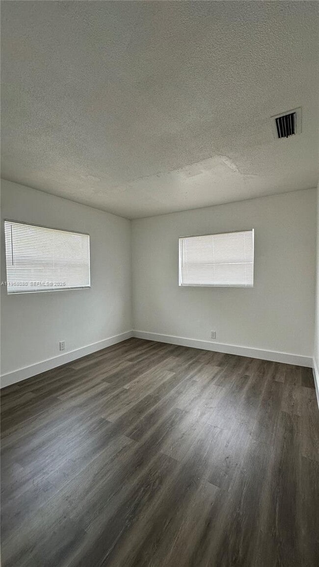 Foto del edificio - 4011 NE 8th Ave