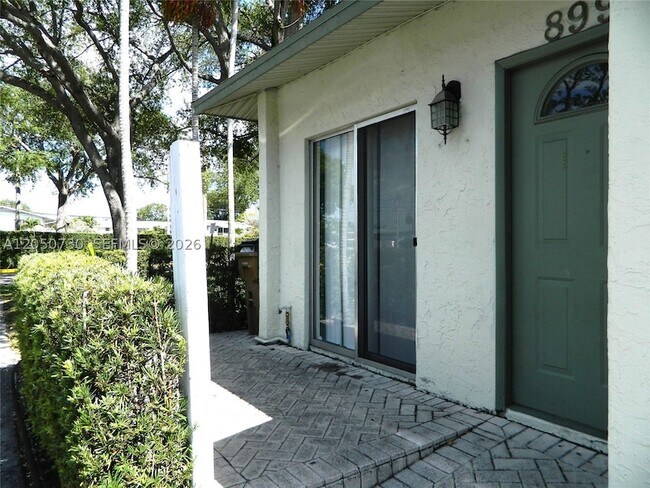 Foto del edificio - 899 Crystal Lake Dr
