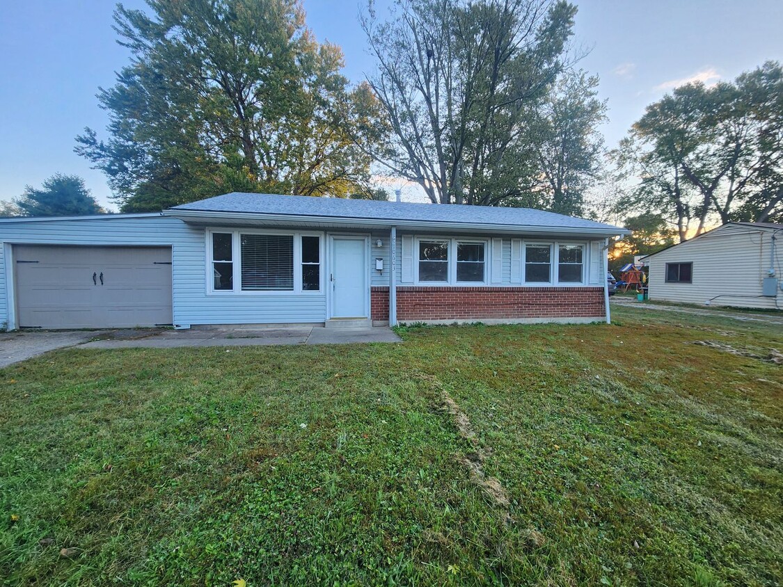 Primary Photo - Updated 3 bedroom 1 bath with garage in Va...