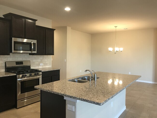 Foto del edificio - FIVE BEDROOM, THREE BATH 1-STORY HOME