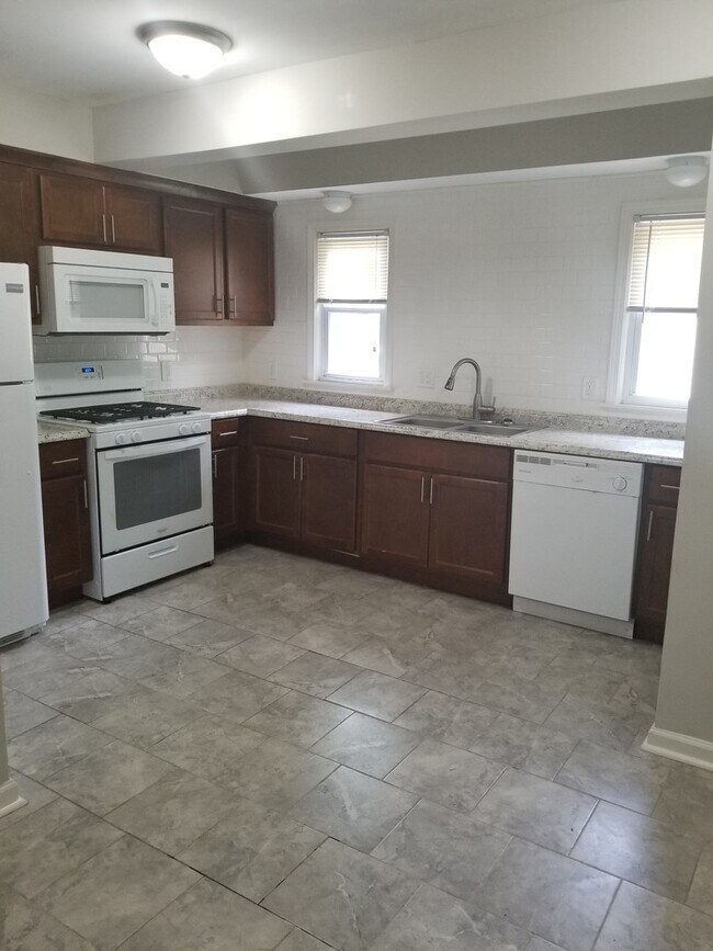 Building Photo - Cleveland Heights 4-Bed, 2.5-Bath - Availa...