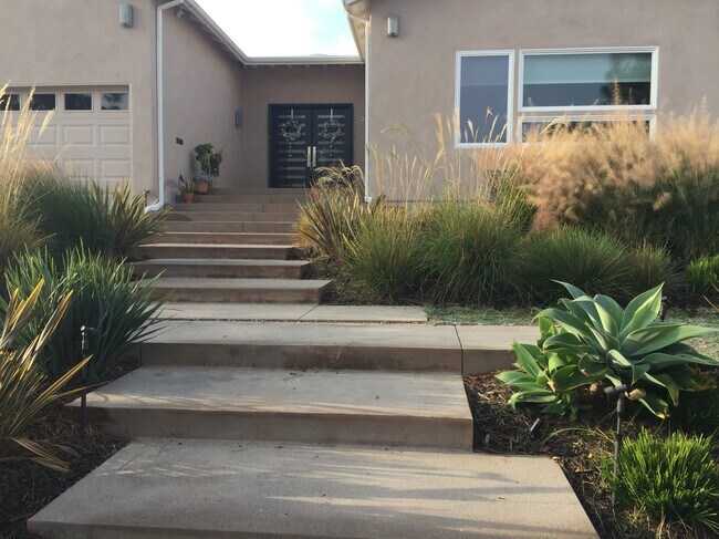 Contemporary Entrance - 269 Via Linda Vista