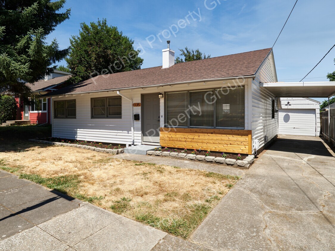 Primary Photo - 1135 NE Holland St