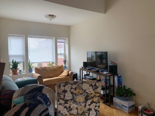 Primary Photo - 7052 N Paulina St
