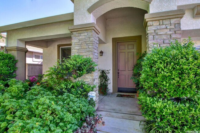 Building Photo - 4 Bedroom / 3 Bathroom Home in Elk Grove – Bedroom & Full Bath Downstairs SEE VIDEO