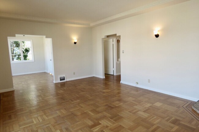 Building Photo - Single Family Home Available Now!