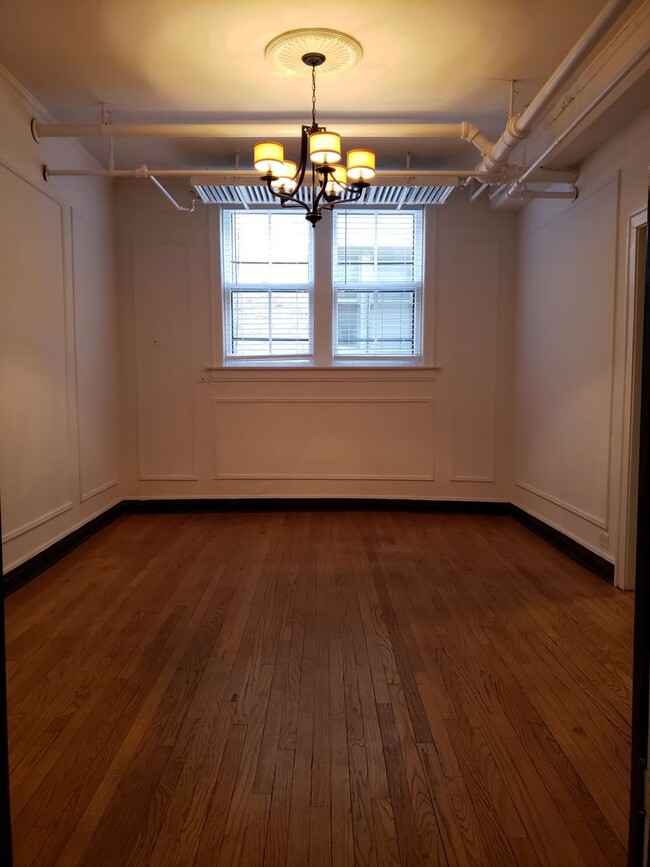 Building Photo - Historic Edgewater One Bed/One Bath Garden...